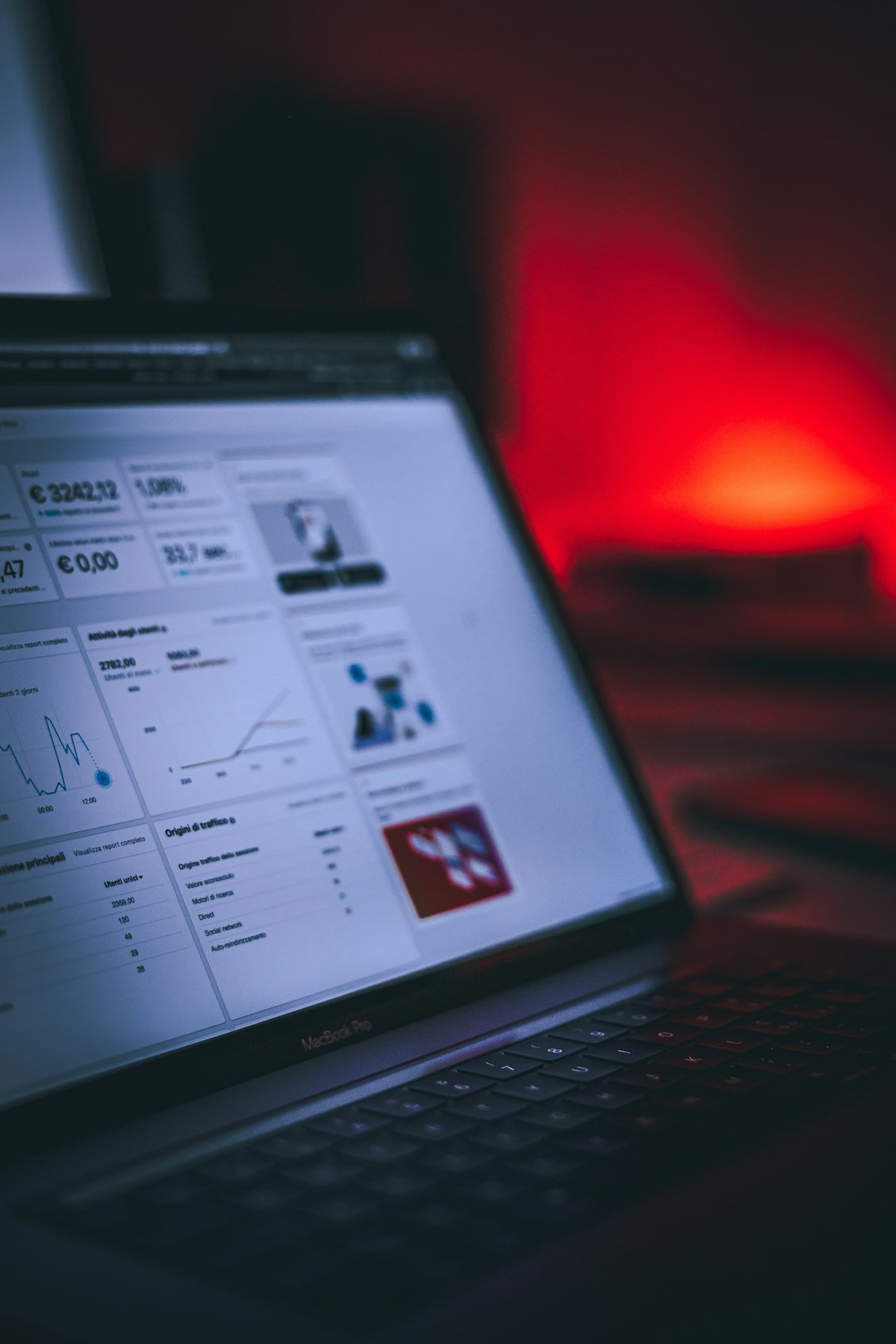 products-hero-img turned-on-macbook-pro-mpluoxqeuk0